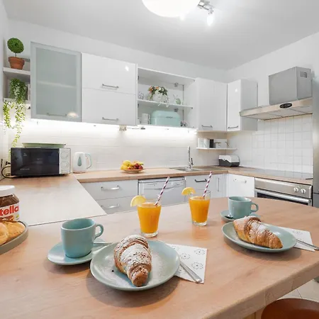 6 + 2 Apartment